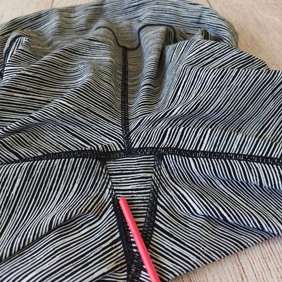 Athleta Ultimate Linear Lines Capri sz S - Picture 11 of 12